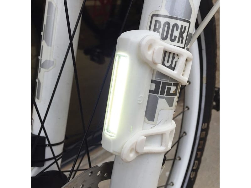 Lampka przednia Serfas UTL-6 Thunderbolt USB; przykład użycia: montaż na widelcu