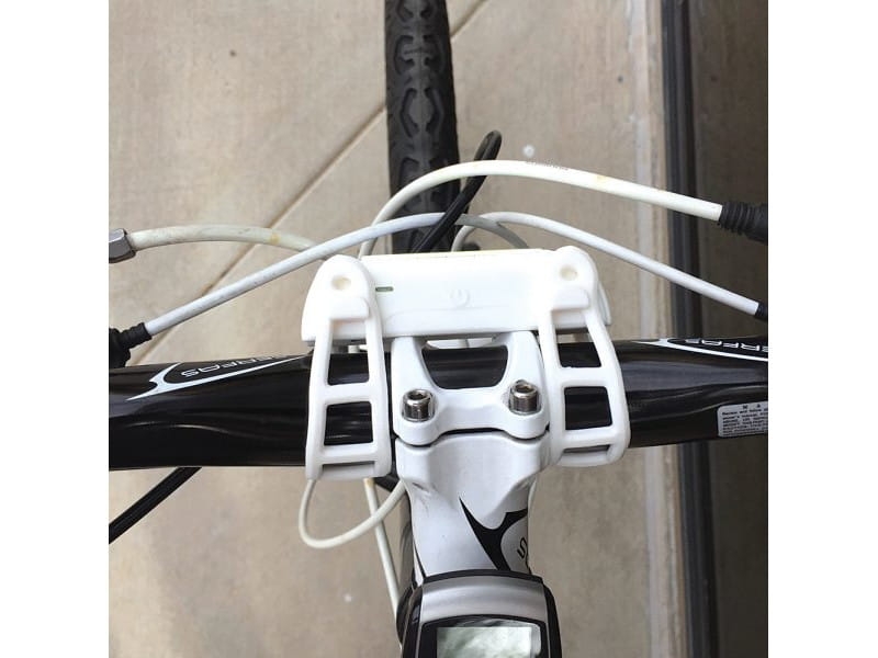 Lampka przednia Serfas UTL-6 Thunderbolt USB; przykład użycia: montaż na kierownicy